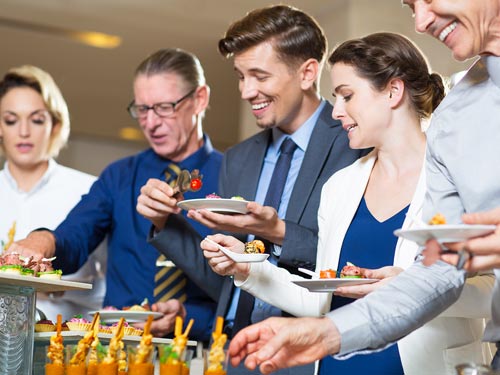 Brunch aziendale a Milano colleghi al buffet