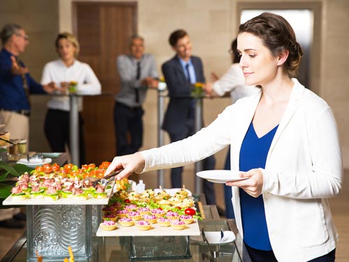 Brunch aziendale a Milano donna al buffet