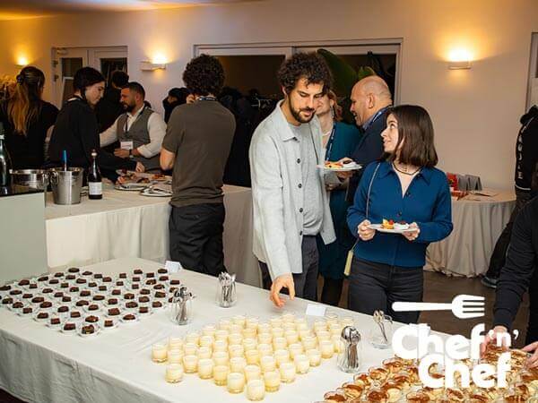 Finger food gourmet: persone che si servono al buffet