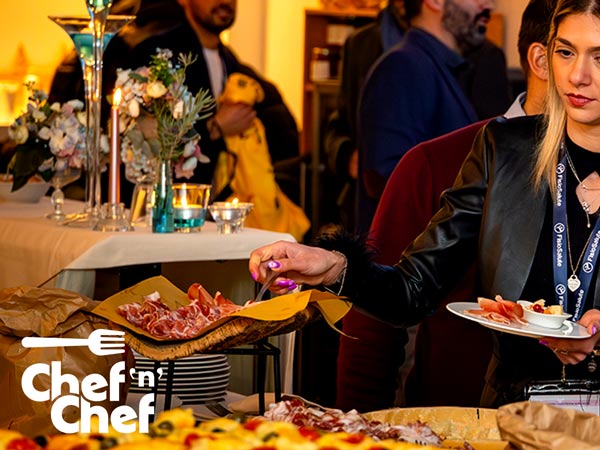 Finger food gourmet: persone che si servono al buffet