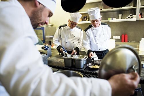 Team cooking Milano-Como: chefs che cucinano insieme