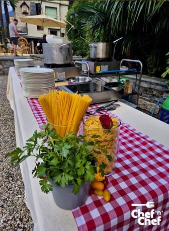 party in villa sul lago di como: pasta sul tavolo da cucina