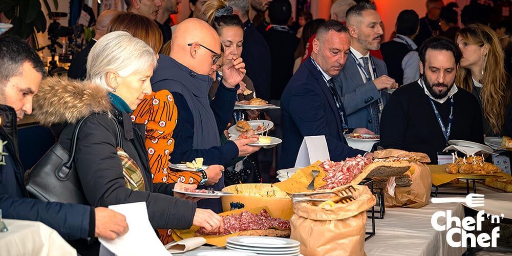 Finger Food Gourmet: persone a un ricevimento si servono al tavolo del buffet